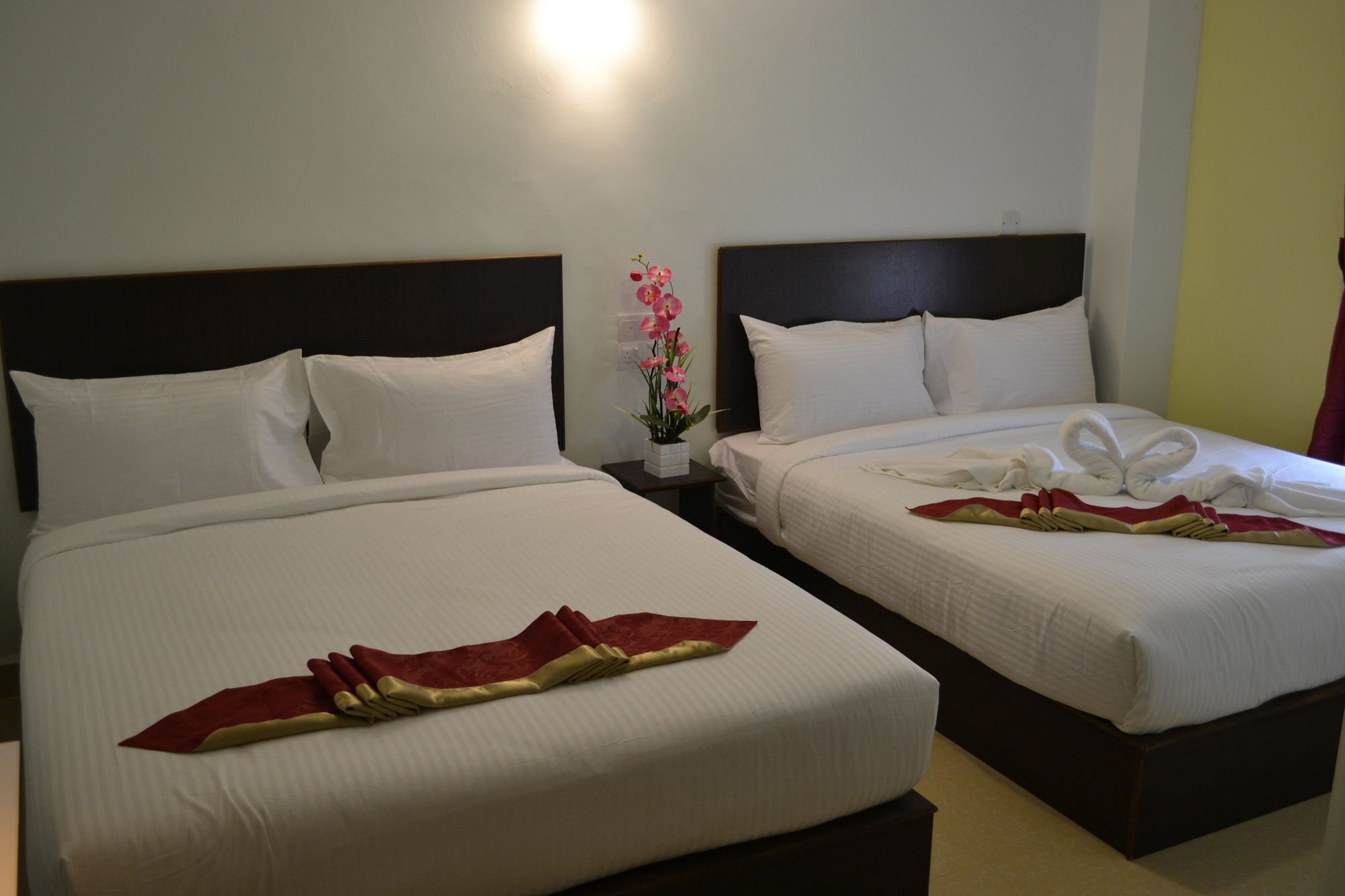 Dr Hotel Баян Лепас Екстериор снимка